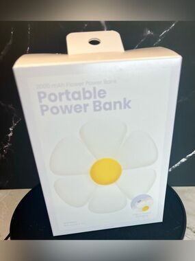 GEMS Figural Portable Flower Power Bank - White with Yellow Center NIB 🌼